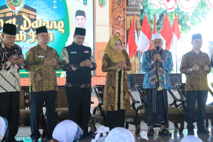 Bupati Ikfina Sambut Kepulangan Jamaah Haji Di Bumi Majapahit