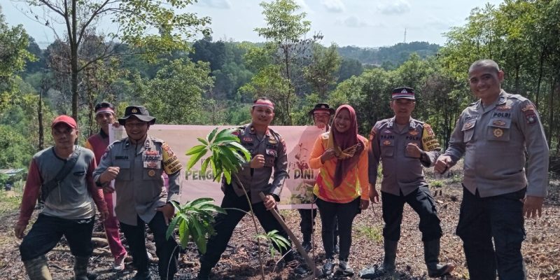 Gerakan Penghijauan, Polsek Sekupang & Kelompok Tani Gelar Penanaman Pohon Secara Serentak