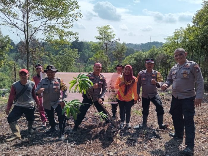 Gerakan Penghijauan, Polsek Sekupang & Kelompok Tani Gelar Penanaman Pohon Secara Serentak