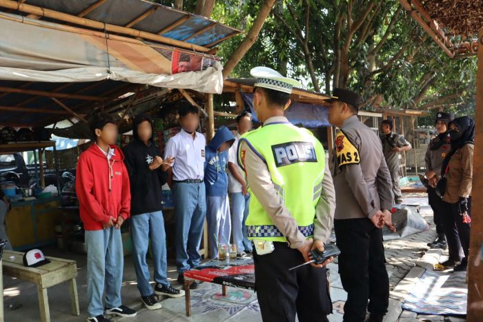 17 Pelajar Bolos Sekolah Terjaring di Alun-Alun Batang