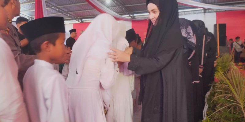 Ketua Bhayangkari Daerah Jawa Timur Santuni 1000 Anak Yatim Di Kabupaten Sampang
