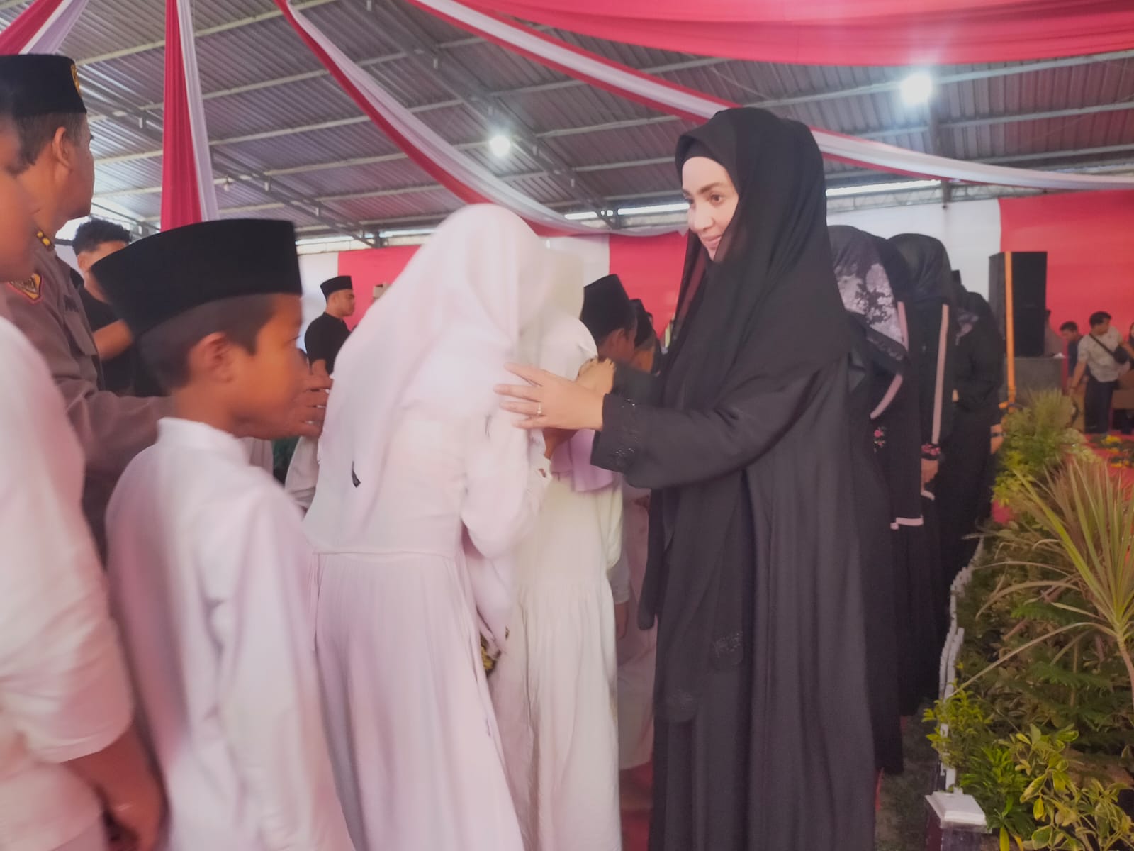 Ketua Bhayangkari Daerah Jawa Timur Santuni 1000 Anak Yatim Di Kabupaten Sampang