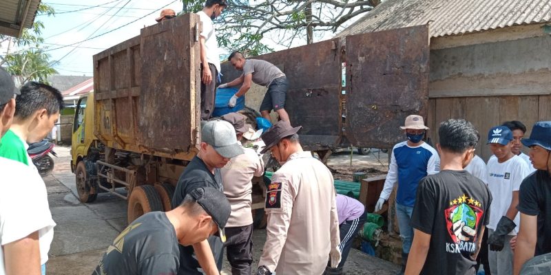 Gotong Royong Bersihkan Sampah Kapolsek Sekupang: Inilah Bentuk Sinergitas Kita Bersama Masyarakat