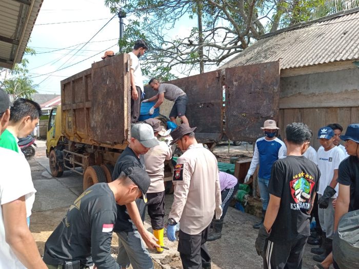 Gotong Royong Bersihkan Sampah Kapolsek Sekupang: Inilah Bentuk Sinergitas Kita Bersama Masyarakat