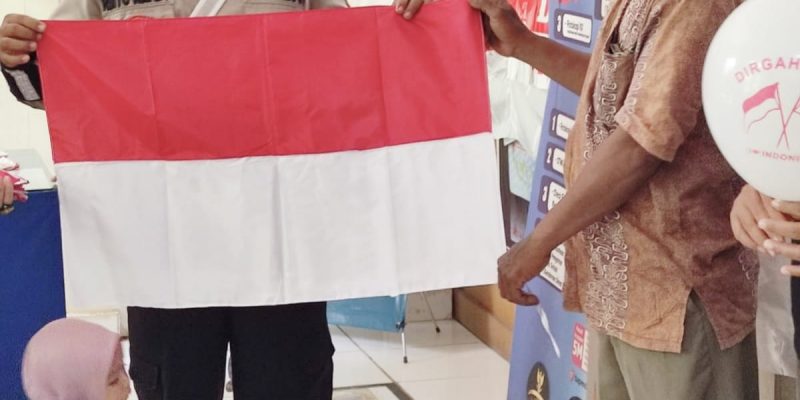 HUT RI Ke-78 Satlantas Polres Mura Membagikan Bendera Merah Putih Gratis Ke Wajib Pajak