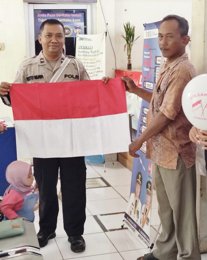 HUT RI Ke-78 Satlantas Polres Mura Membagikan Bendera Merah Putih Gratis Ke Wajib Pajak