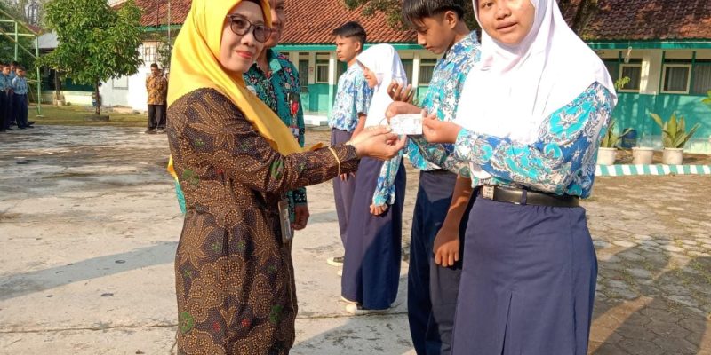 Lindungi dan Penuhi Hak Anak, Disdukcapil Kota Pekalongan Serahkan KIA Peserta Didik SMP