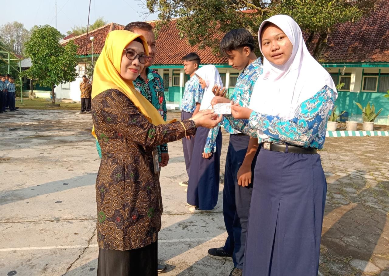 Lindungi dan Penuhi Hak Anak, Disdukcapil Kota Pekalongan Serahkan KIA Peserta Didik SMP