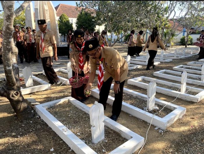 Memperingati Hari Pramuka Ke-62 Kwarcab Sampang Laksanakan Ziarah Rombongan