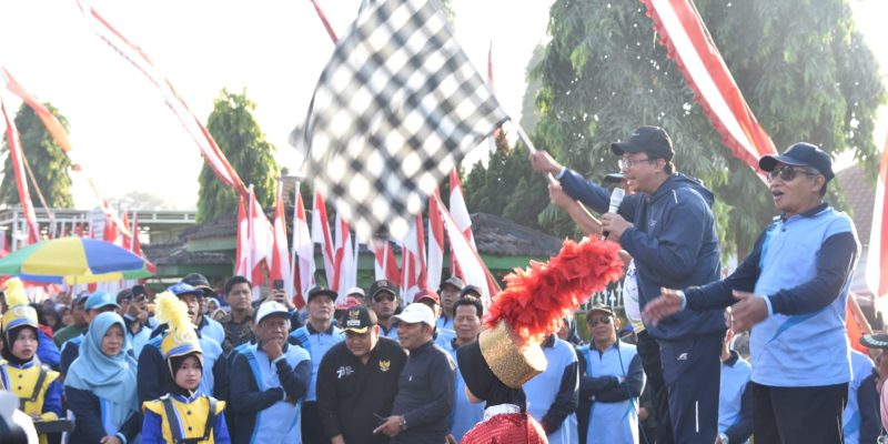 Berangkatkan Peserta Jalan Sehat, Gus Muhdlor Sumbang Hadiah Dua Sepeda Angin