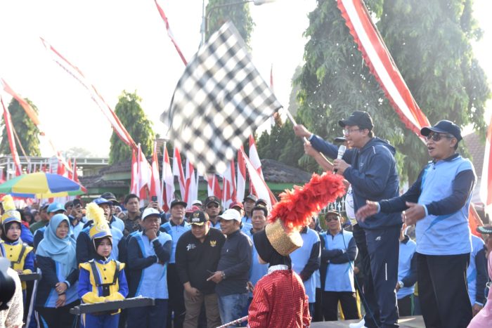 Berangkatkan Peserta Jalan Sehat, Gus Muhdlor Sumbang Hadiah Dua Sepeda Angin