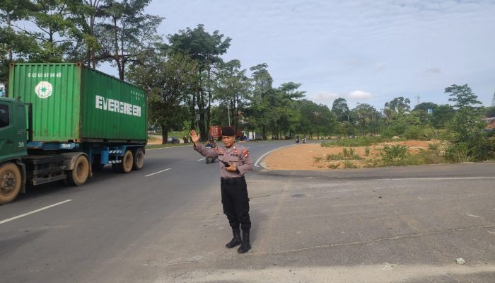 Polsek Batu Ampar Lakukan Rutinitas Strong Point Pagi, Memberikan Rasa Aman dan Nyaman Bagi Pengendara Jalan Raya