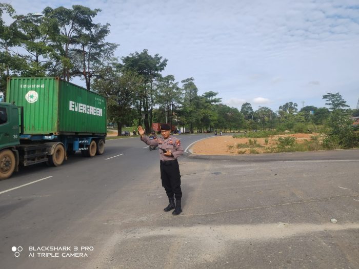 Polsek Batu Ampar Lakukan Rutinitas Strong Point Pagi, Memberikan Rasa Aman dan Nyaman Bagi Pengendara Jalan Raya