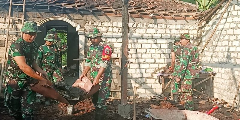 Peduli Korban Musibah Kebakaran, Babinsa Sumberrejo Bojonegoro bantu Perbaiki Rumah Warga Jatigede