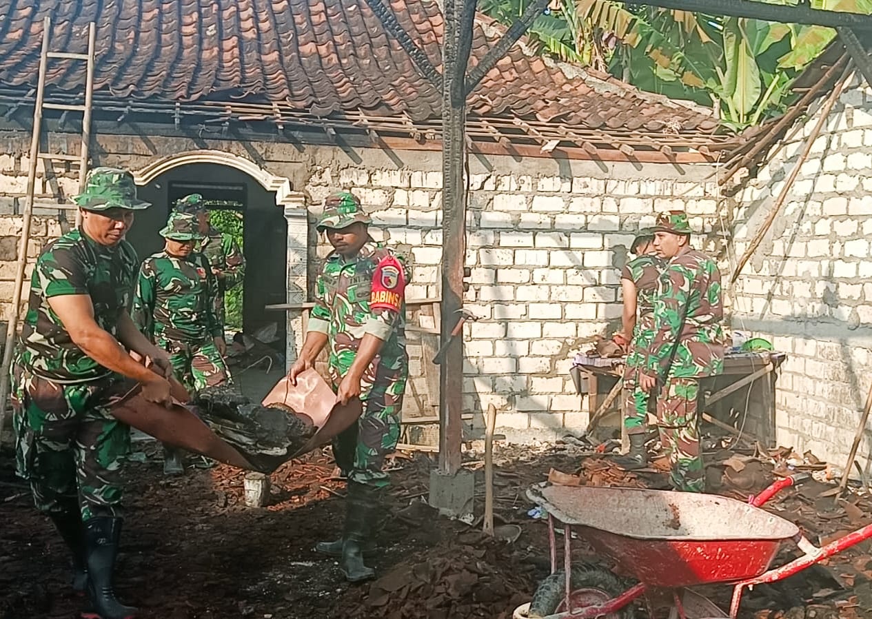 Peduli Korban Musibah Kebakaran, Babinsa Sumberrejo Bojonegoro bantu Perbaiki Rumah Warga Jatigede