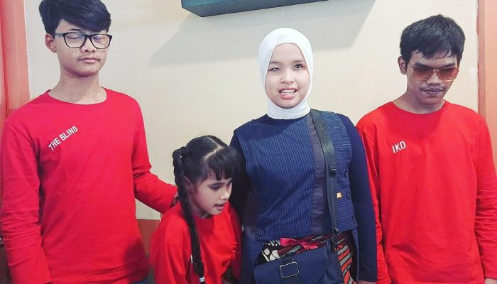 ” THE BLIND IKD ” Surabaya Temukan Jati Diri Bersama ” Putri Ariani “