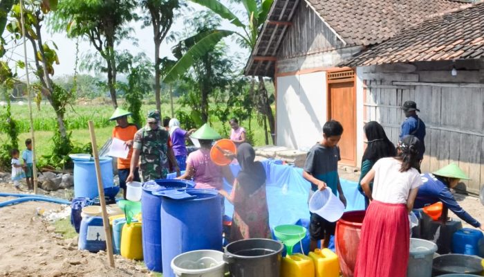 Kodim Bojonegoro Suplai 15000 Liter Air Bersih Untuk Warga Desa Nganti