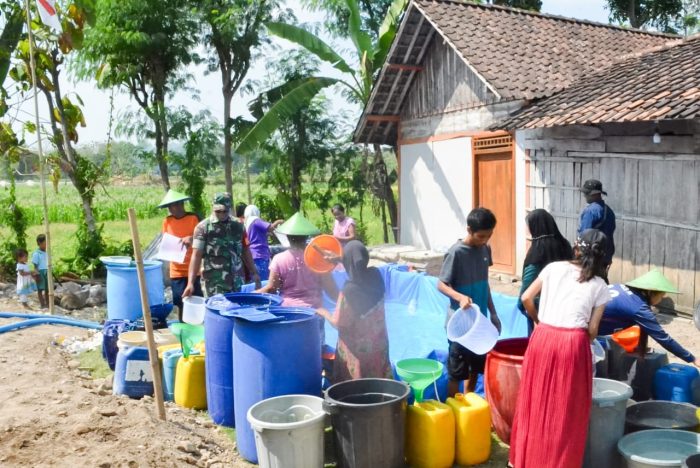 Kodim Bojonegoro Suplai 15000 Liter Air Bersih Untuk Warga Desa Nganti