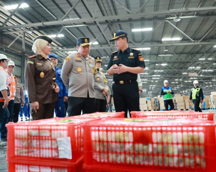 Kapolda Jatim Bersama Kajati dan Kakanwil Bea Cukai Sidak Pelabuhan Petikemas