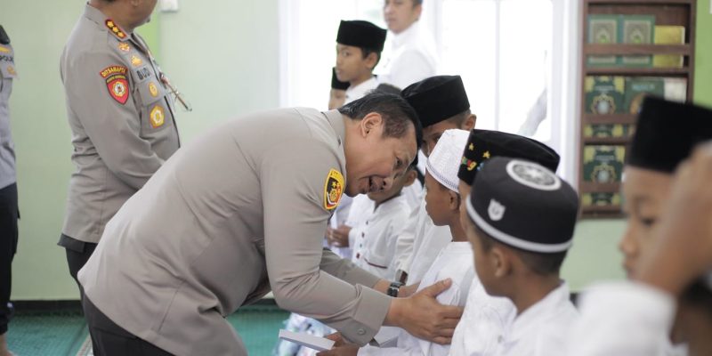 Kapolda Jatim Santuni Anak Yatim Saat Laksanakan Kunjungan Kerja Ke Polres Sampang