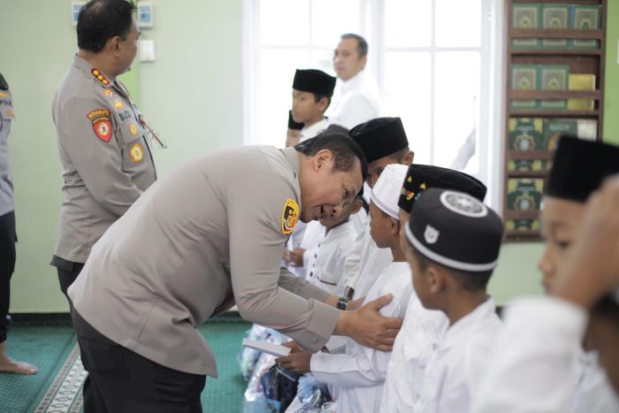Kapolda Jatim Santuni Anak Yatim Saat Laksanakan Kunjungan Kerja Ke Polres Sampang
