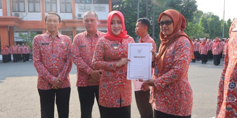 Serahkan SK Kenaikan Pangkat Kepada 364 PNS, Bupati Ikfina Berpesan Untuk Tingkatkan Kapasitas Dan Potensi Diri