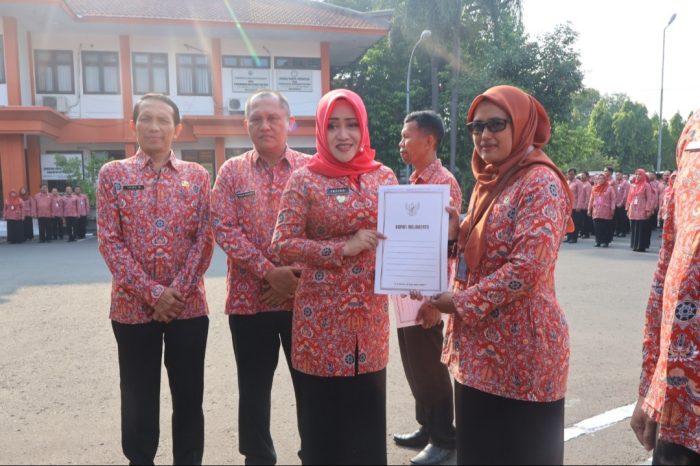 Serahkan SK Kenaikan Pangkat Kepada 364 PNS, Bupati Ikfina Berpesan Untuk Tingkatkan Kapasitas Dan Potensi Diri