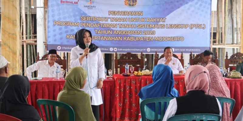 Bupati Ikfina Serahkan Sertifikat PTSL Ke 300 Warga Desa Dawarblandong