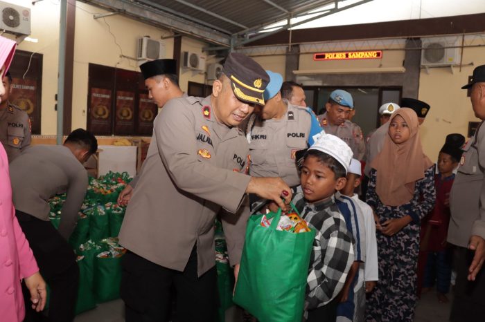 Peringati Maulid Nabi Muhammad SAW, Polres Sampang Bagikan 1000 Paket Sembako Kepada Anak Yatim