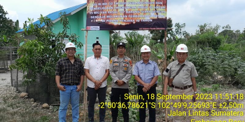 Kapolsek Karang Jaya Polres Muratara AKP TM GULTOM Bersama PT PML Melaksanakan Sosialisasi dan Pasang Spanduk Stop Membakar Hutan, Lahan, dan Kebun