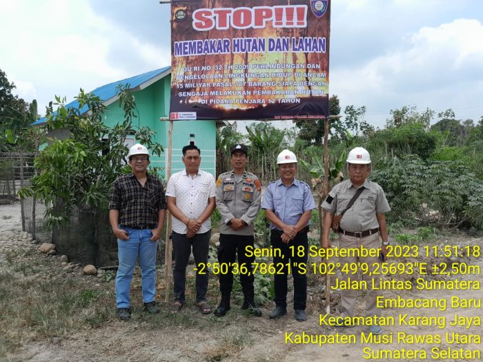 Kapolsek Karang Jaya Polres Muratara AKP TM GULTOM Bersama PT PML Melaksanakan Sosialisasi dan Pasang Spanduk Stop Membakar Hutan, Lahan, dan Kebun