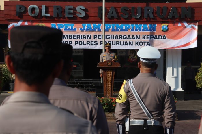 Wujud Rasa Terimakasih, Kapolres Pasuruan Berikan Penghargaan Kepada Personil Satreskrim Polres Pasuruan Kota