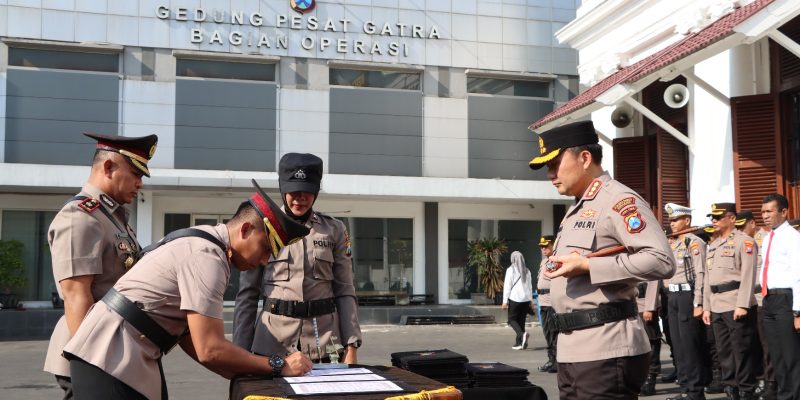 Kapolrestabes Surabaya Pimpin Upacara Serah Terima Jabatan Kasat Binmas, Kabaglog dan Tujuh Kapolsek Jajaran