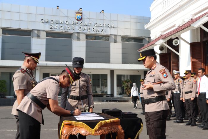 Kapolrestabes Surabaya Pimpin Upacara Serah Terima Jabatan Kasat Binmas, Kabaglog dan Tujuh Kapolsek Jajaran
