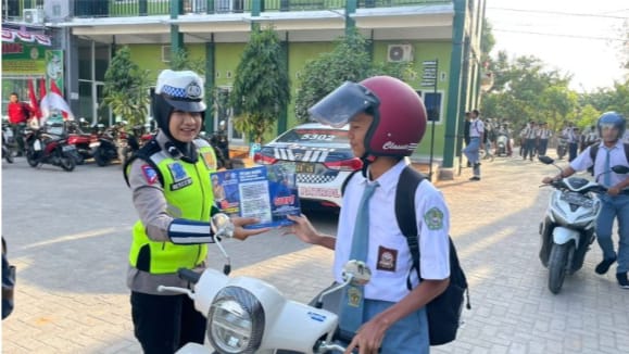 Ops Zebra Candi 2023, Satlantas Polres Rembang Himbau Siswa-Siswi Lewat Leaflet