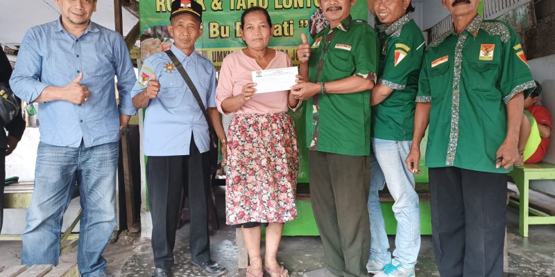 Penyerahan Modal Tahap Satu UMKM LMR-RI Komda Jombang Serta Pemasangan Banner