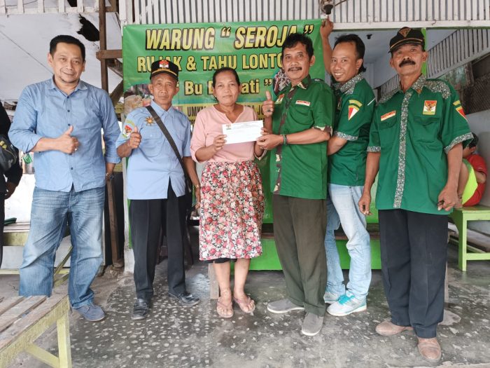Penyerahan Modal Tahap Satu UMKM LMR-RI Komda Jombang Serta Pemasangan Banner