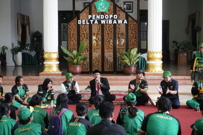 Kirab Atlet Sepak Bola Porprov Jatim 2023, Bupati Gus Muhdlor Siapkan Bonus Ratusan Juta