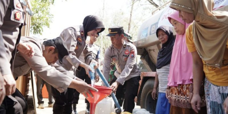 Sinergitas Polwan Polres Ponorogo Bersama TNI Dan BPBD Droping Air Bersih Untuk Warga Slahung.