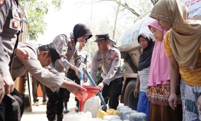 Sinergitas Polwan Polres Ponorogo Bersama TNI Dan BPBD Droping Air Bersih Untuk Warga Slahung.