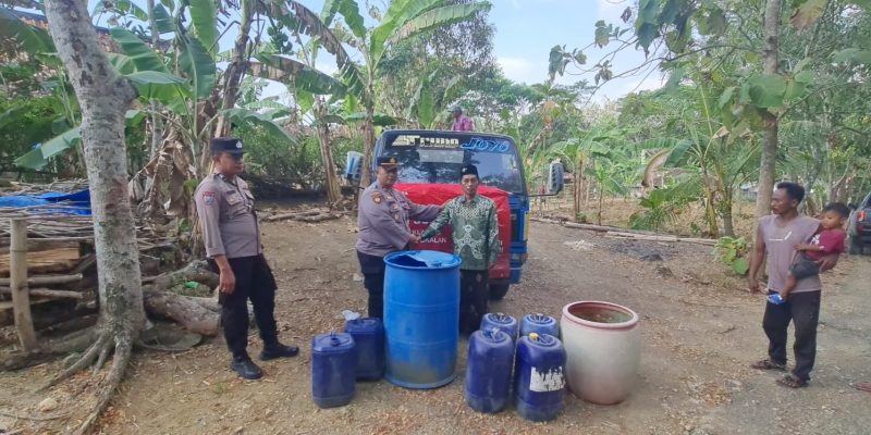 Polsek Klampis Polres Bangkalan Berikan Bantuan Ribuan Liter Air Bersih Dan Sehat Untuk Warga