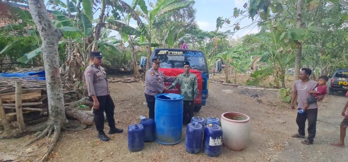 Polsek Klampis Polres Bangkalan Berikan Bantuan Ribuan Liter Air Bersih Dan Sehat Untuk Warga