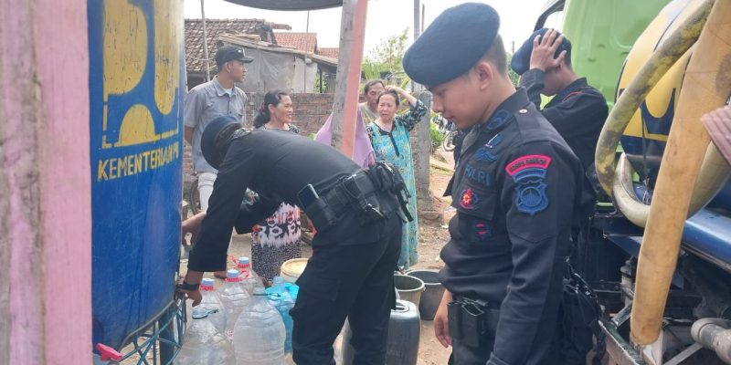 Bantu Warga, Batalyon B Pelopor Satbrimob Bersama BPBD Pasok Air Bersih