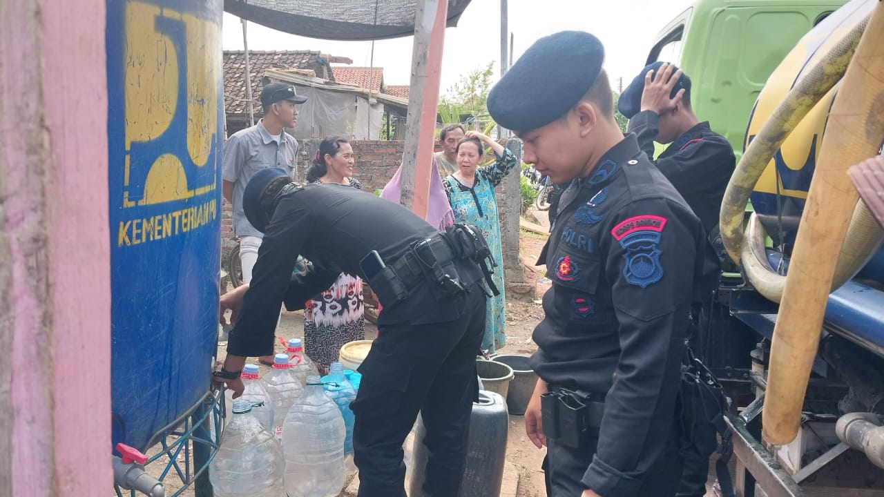 Bantu Warga, Batalyon B Pelopor Satbrimob Bersama BPBD Pasok Air Bersih