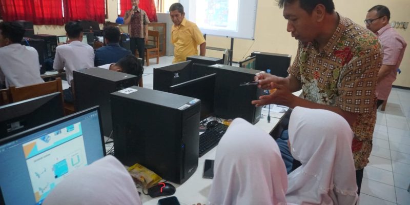 Penuhi Kompetensi Yang Relevan, Siswa-Siswi dan Guru SMK Dilatih Terampil Terapkan IoT