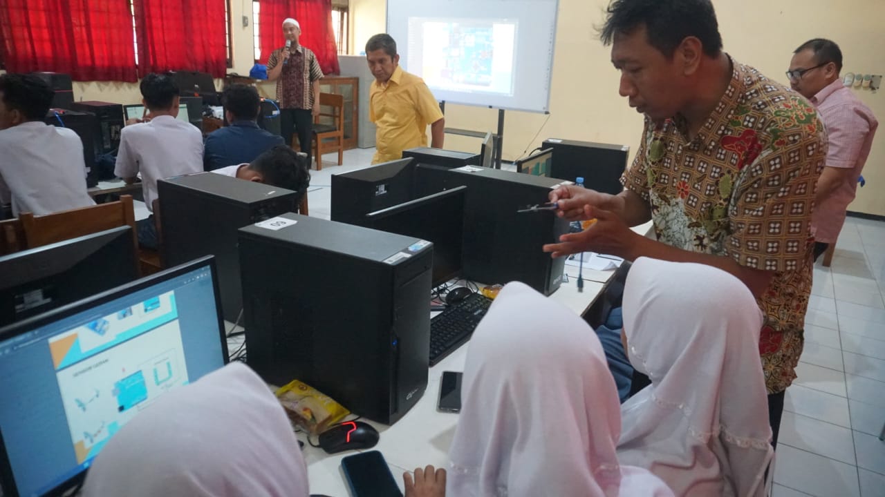 Penuhi Kompetensi Yang Relevan, Siswa-Siswi dan Guru SMK Dilatih Terampil Terapkan IoT