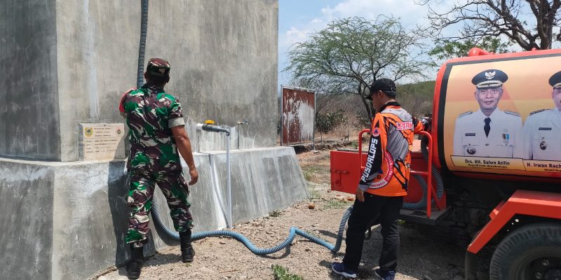 Babinsa Koramil Prajekan Pendampingan Dropping Distribusikan Air Bersih