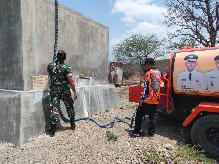 Babinsa Koramil Prajekan Pendampingan Dropping Distribusikan Air Bersih