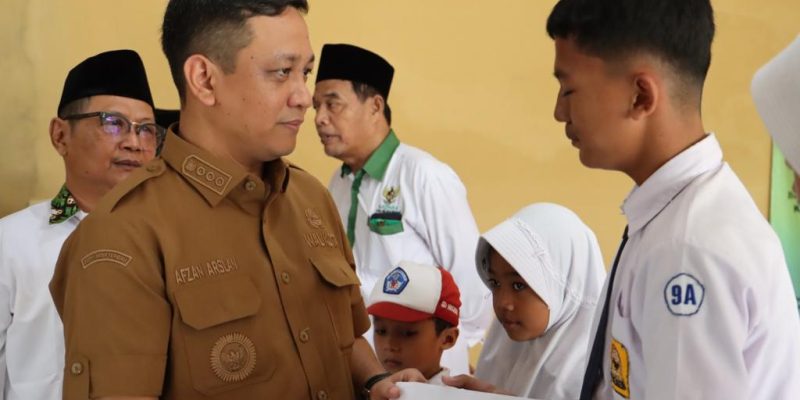 Di Serahkan Simbolis Oleh Walikota, Baznas Kota Pekalongan Tasyarufkan 150 Beasiswa Pelajar SD dan SMP