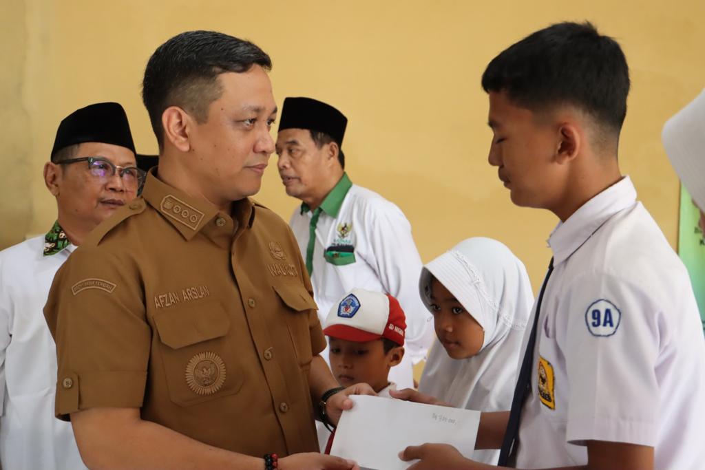 Di Serahkan Simbolis Oleh Walikota, Baznas Kota Pekalongan Tasyarufkan 150 Beasiswa Pelajar SD dan SMP